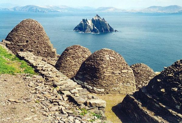 Skellig Michael, beehive cells and Small Skellig. Courtesy of Arian Zwegers, Wikimedia