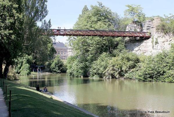 1-Suspension Bridge in Parc des Buttes-Chaumont