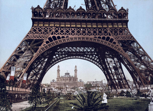 1280px-Eiffel_Tower_and_the_Trocadero,_Exposition_Universal,_1900,_Paris,_France shows arches removed 1935-7