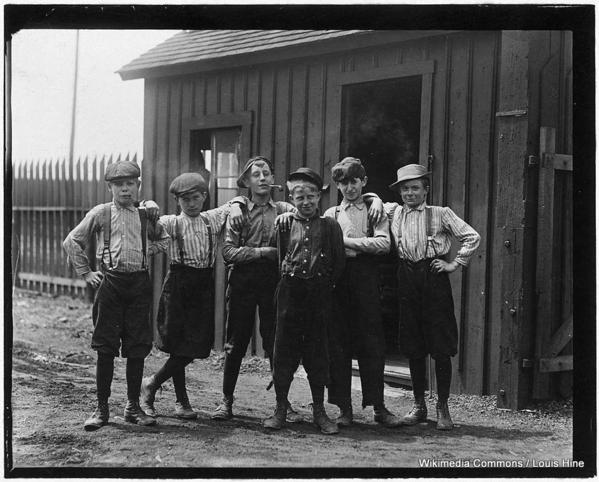 955px-Noon_hour_at_Obear-Nestor_Glass_Co._All_these_boys_are_working_at_the_glass_works._East_St._Louis,_Mo._-_NARA_-_523297-001