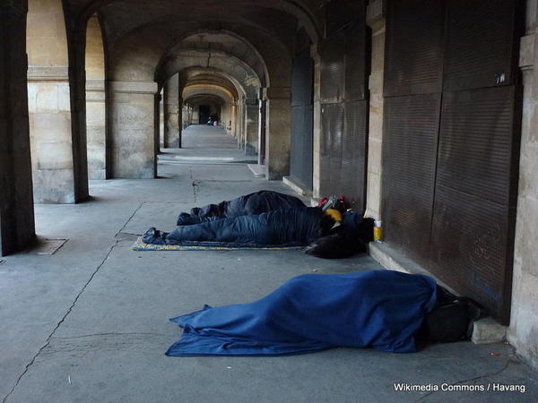 1024px-Homeless_of_Paris,_Place_des_Vosges