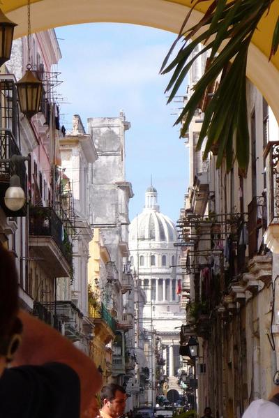 Through the narrow streets of central Havana, one can see El Capitolio, once home to Cuba's government. This striking building resembles the US Capitol in Washington, reminding people of the cosy old times between the USA and its Carribean neighbour.