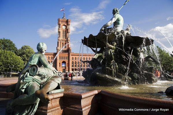 1280px-Berlin-_The_Rotes_Rathaus_with_the_Neptunbrunnen_in_front_-_2761