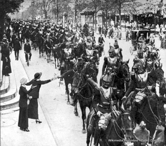 1-French_heavy_cavalry_Paris_August_1914