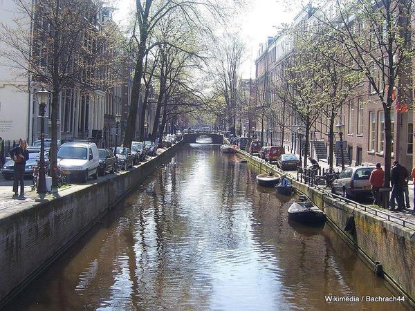 1024px-Amsterdam_canals
