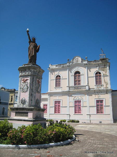768px-2010-10-30_replica_Statue_of_Liberty_Maceio_Alagoas_Brazil-Chris Scott