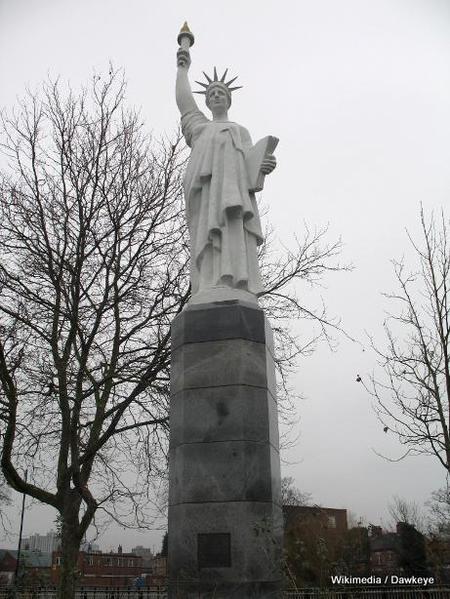 Statue_of_Liberty_Leicester_UK-Dawkeye
