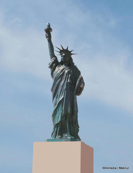 Statue_of_Liberty_replica_in_Bahria_Town_Phase_8_Islamabad.-Maknur