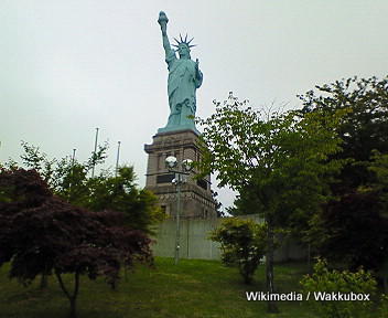 The_Statue_of_Liberty_in_Momoisi-Oirase_Aomori_Japan-Wakkubox