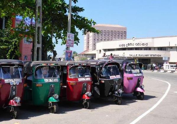 Tuktuks lined up by the Galle Railway Station