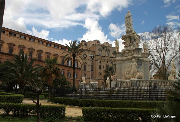 01 parlilaent side of Palermo Palazzo del Normanni (1)