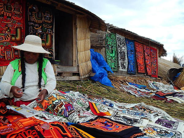 Women selling souvenirs, Uros Island, Lake Titicaca. Courtesy Yoli Marcela Hernandez and Wikimedia