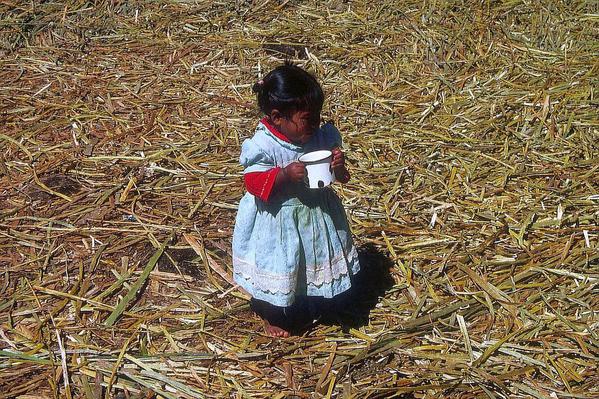 Small Girl, Women selling souvenirs, Uros Island, Lake Titicaca. Courtesy Dr. Eugen Lehle and Wikimedia.