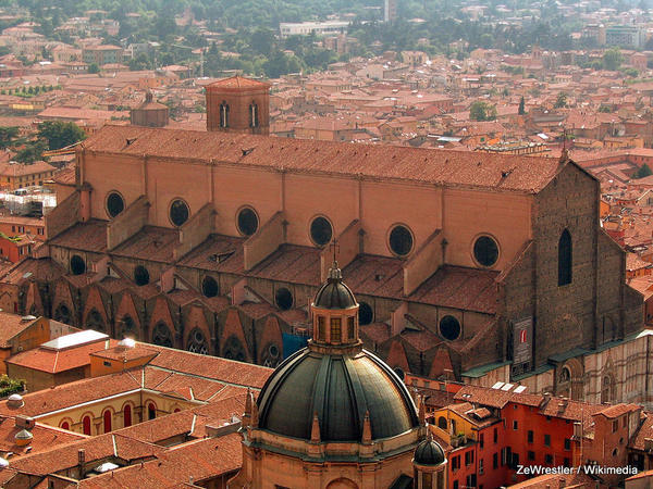 Bologna_Italy_San_Petronio_from_Asinelli-ZeWrestler-001