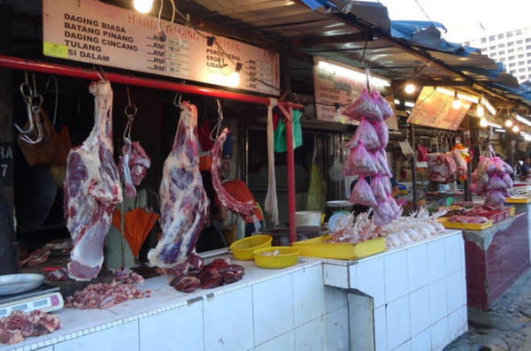 05 local-meat-is-most-popular-and-almost-double-price-than-the-imported-farmers-market-in-jalan-raja-alang-kl-malaysia-food-tour-in-kuala-lumpur-malaysia-e1456941393312