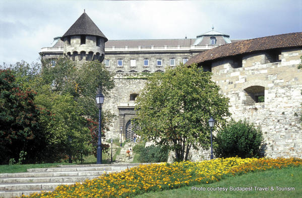 Rondella_and_tower_at Buda_Castle_80379