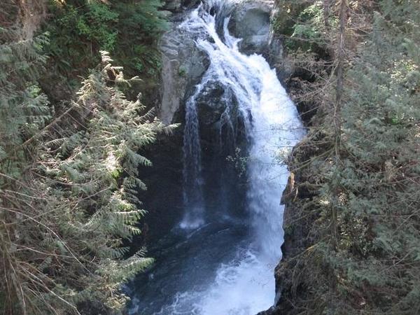 Lynn-Canyon-Waterfall