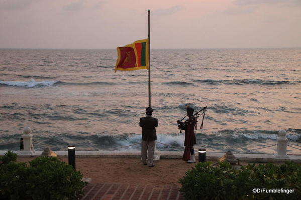 04 Galle Face Hotel lowering the flag (22)