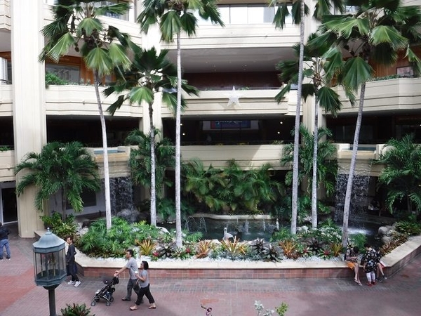 Hyatt-Regency-Waikiki-Atrium
