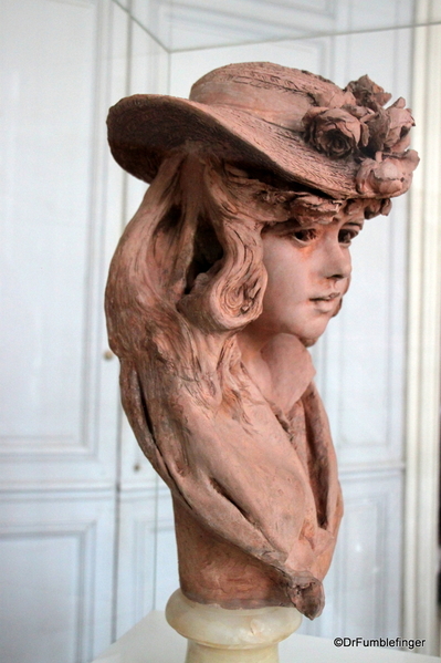 07 01 Paris 05-2013. Rodin Museum (46) girl in a flowered hat