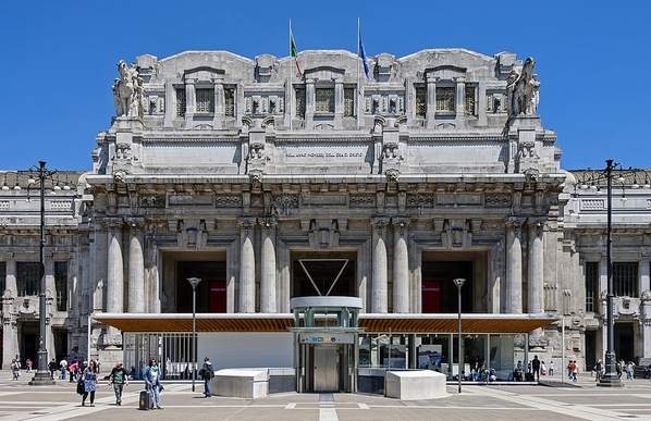 1024px-Front_view_of_Milan_Stazione_Centrale_entrance_portico. Courtesy Daniel Case and Wikimedia