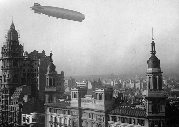 Graf_Zeppelin_Palacio_Barolo_30_de_junio_de_1934. Courtesy Wikimedia and National Archives of Argentina