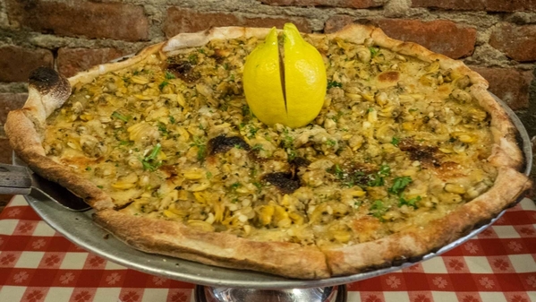 clam-pie-at-Lombardi's-NYC-1600x900