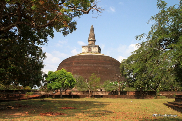 11 Rankot Vehera in Polonnaruwa (2)