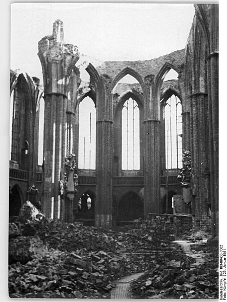 450px-Bundesarchiv_Bild_183-09403-0002,_Berlin,_Nikolaikirche,_Ruine,_Trümmer