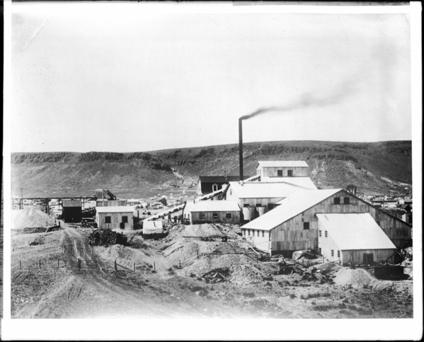 1920px-Gold_mines_and_mining_facilities,_Goldfield,_Nevada,_ca.1904_(CHS-5423)