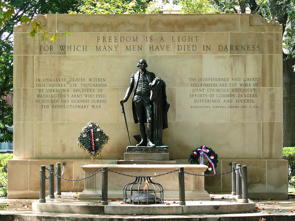 1280px-Tomb_of_the_Unknown_Revolutionary_War_Soldier-27527
