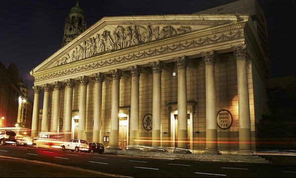 Exterior_nocturno_de_la_catedral. Courtesy Ryky 91 and Wikimedia
