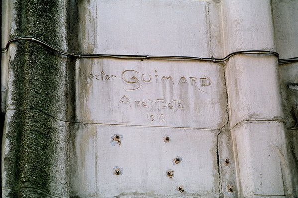 1280px-Guimard-4eme-artnouveau-10-rue-pavee-synagogue-signature