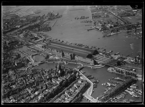 1280px-NIMH_-_2011_-_0058_-_Aerial_photograph_of_Amsterdam,_The_Netherlands_-_1920_-_1940