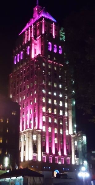 Image 10 Édifice Price - tallest building in Old Quebec illuminated for breast cancer month