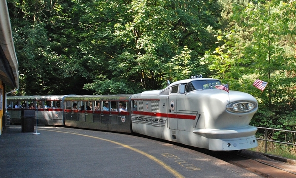 Zooliner_train_-_Washington_Park_&_Zoo_Railway,_cropped SteveMorgan