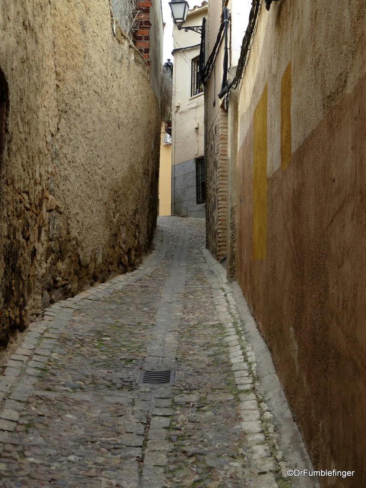 "Kissing" lanes -- where walls almost touch, in Toledo