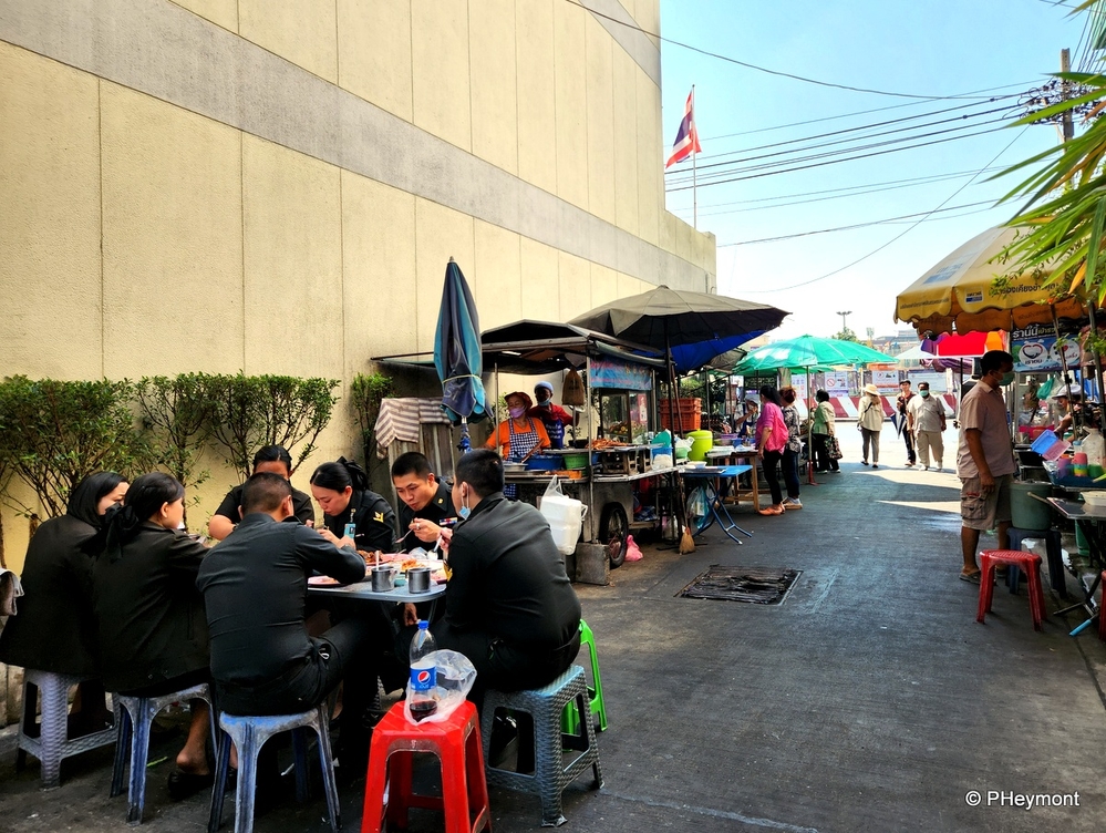 Informal Eatery on a Bangkok Street